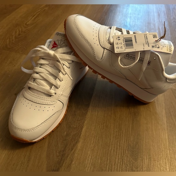 Classic Reebok unisex NWT white tennis shoes - Picture 8 of 8